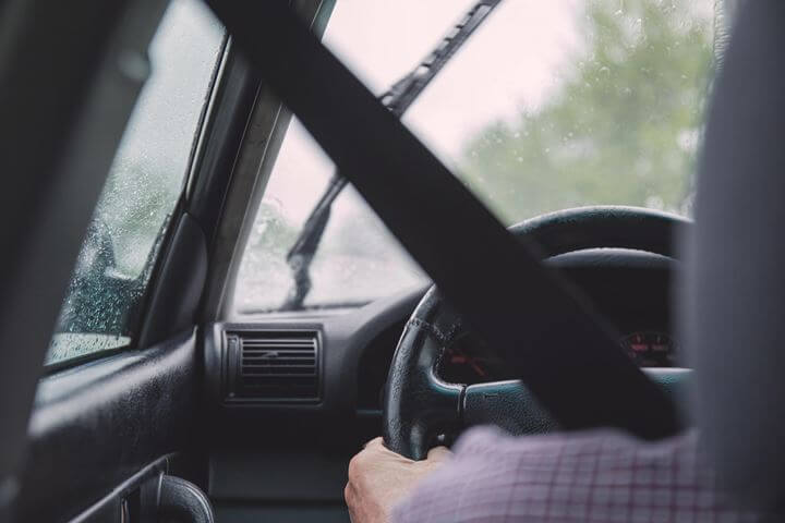 비오는날 운전자가 자동차를 운전하는 모습